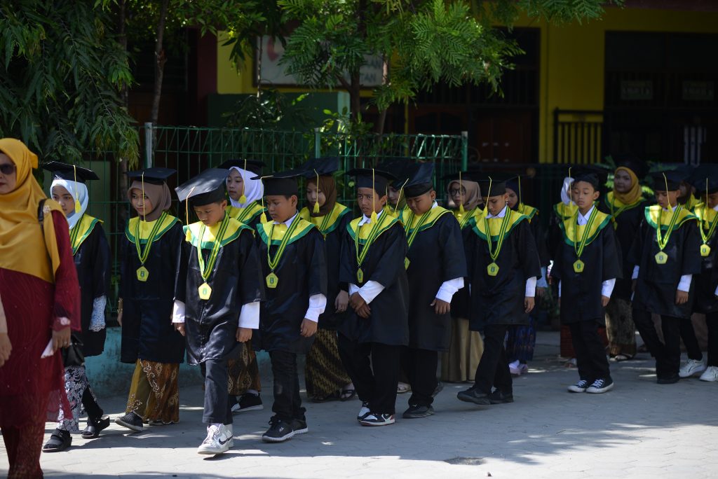 PELEPASAN SISWA SISWI KLS VI SD PEMBANGUNAN V YAPIS WAENA TAHUN